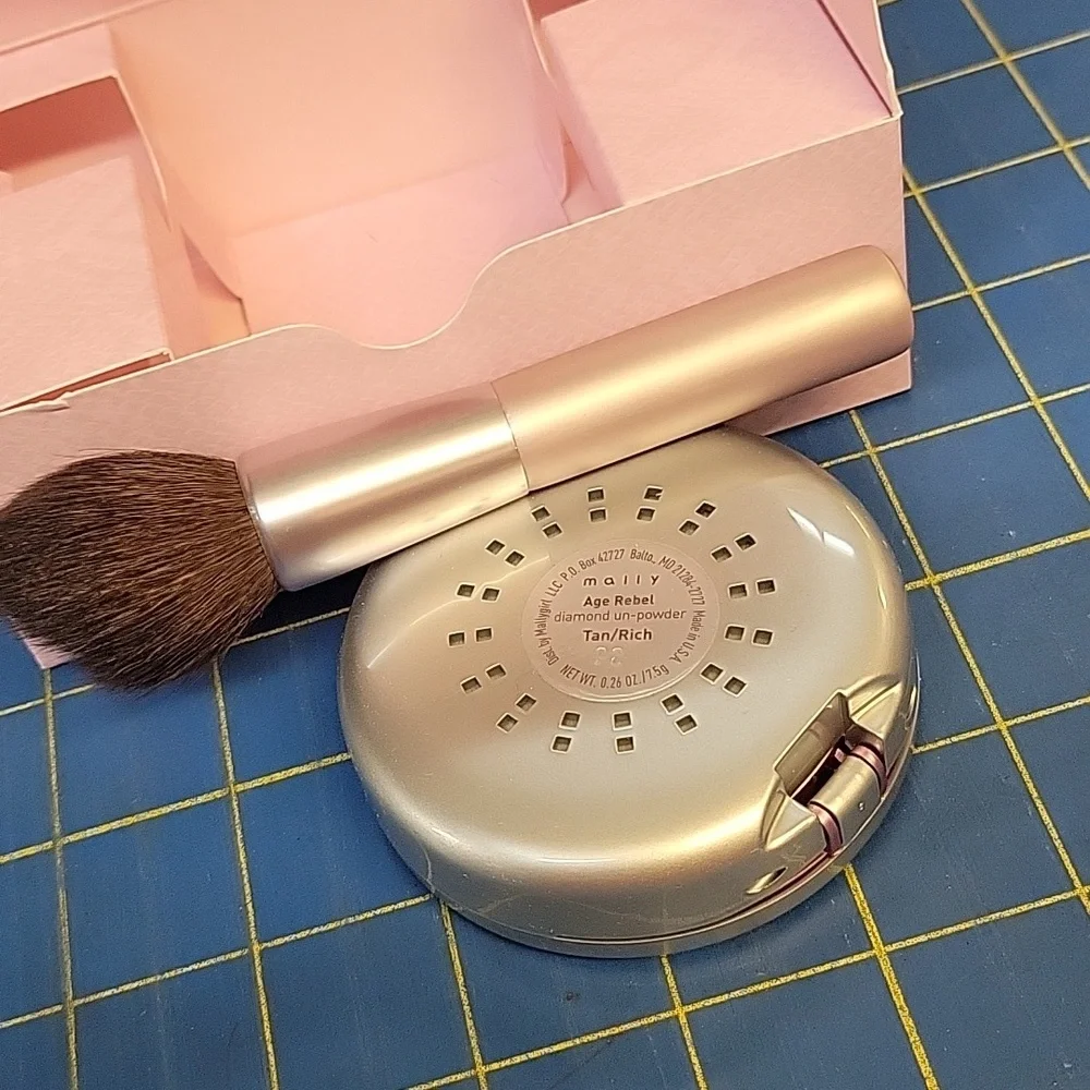 Mally Diamond Un-Powder - Tan/Rich New In Box w Brush
